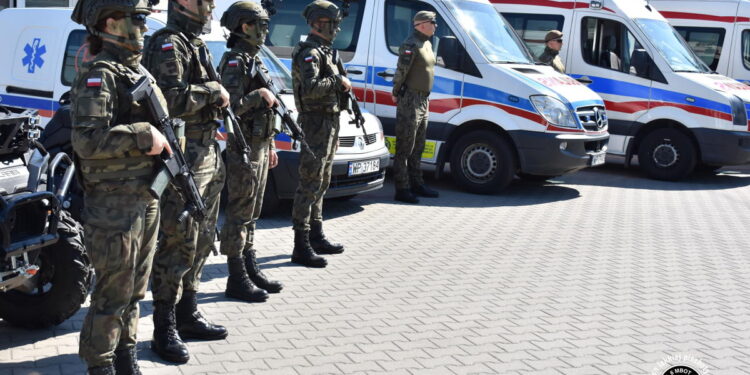 Karetki pogotowia dla żołnierzy i strażaków ochotników