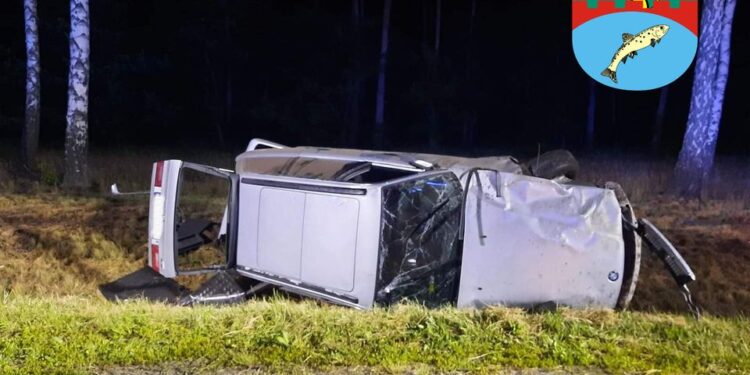 Nocny wypadek na drodze krajowej nr 10. Dwie osoby ranne [ZDJĘCIA]