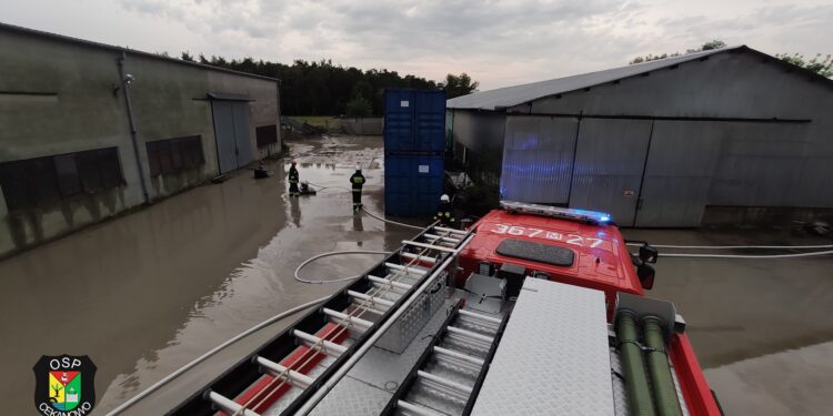 Krajobraz po burzach. Strażacy interweniowali przy zagrożeniach drogowych i podtopieniach [ZDJĘCIA]