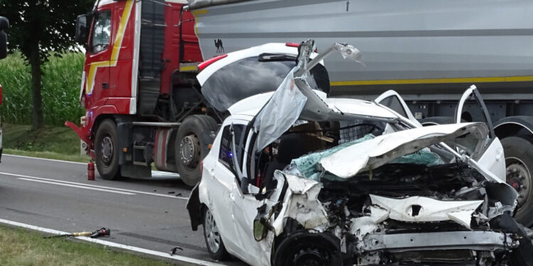 Jechał za szybko, wepchnął ich auto pod ciężarówkę. Nie żyje mężczyzna, kobieta w ciężkim stanie [ZDJĘCIA]
