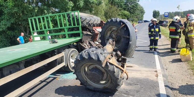 Osobówką uderzył w ciągnik rolniczy. Całkowicie zablokowana droga pod Płockiem!