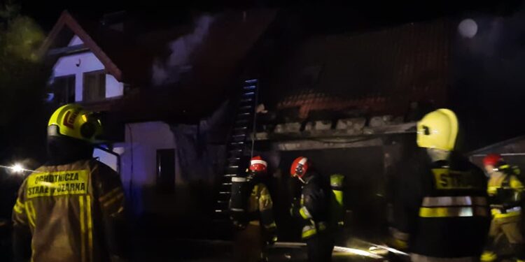 Pożar domu jednorodzinnego. Wybuchł w nocy [ZDJĘCIA]