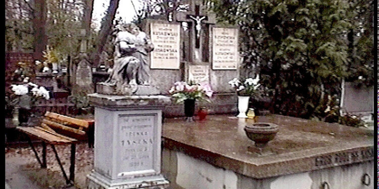 Chcą odnowić dwa nagrobki. Kim były spoczywające tam dziewczynki?
