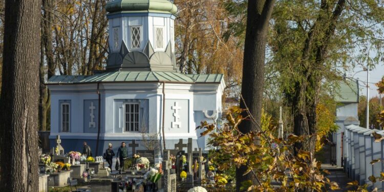 Płocczanie na cmentarzach. Trwała kwesta, a cmentarne alejki ożyły [ZDJĘCIA]