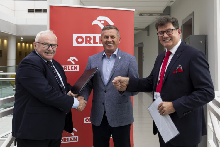 Foto: (od lewej) Józef Węgrecki, Członek Zarządu ds. Operacyjnych PKN ORLEN, Andrzej Wiśniewski, Prezes Zarządu Wodociągi Płockie Sp. z o.o., Andrzej Wachowski, Dyrektor Biura Gospodarki Wodno-Ściekowej PKN ORLEN, źródło: PKN ORLEN