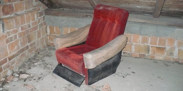 Czy ten dom w powiecie płockim jest nawiedzony? Odwiedzili go nocą… [FILM]