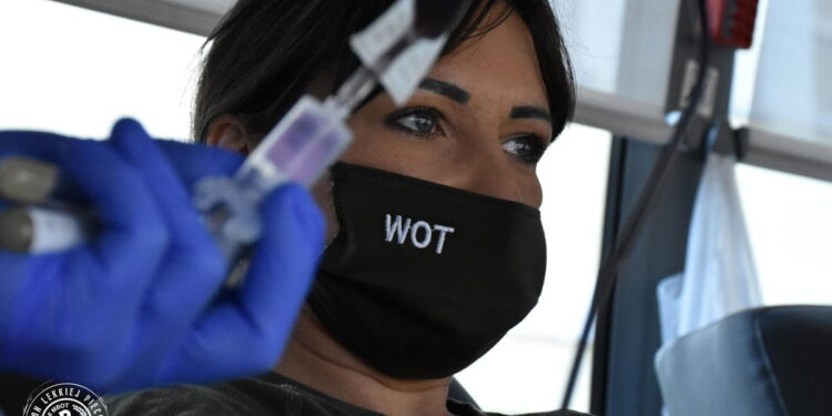 Płoccy wojskowi i ratownicy oddają krew. Kiedy oddasz Ty? [ZDJĘCIA]