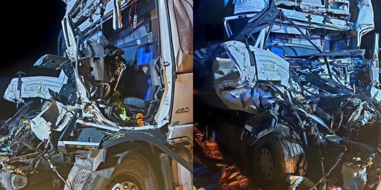 Tragedia na DK10. Zginął kierowca ciężarówki, kierowca traktora jest ranny [ZDJĘCIA]