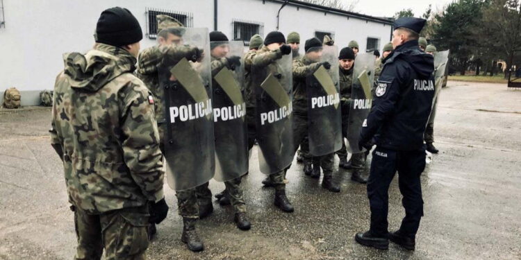 Płoccy policjanci szkolili żołnierzy przed wyjazdem na granicę z Białorusią