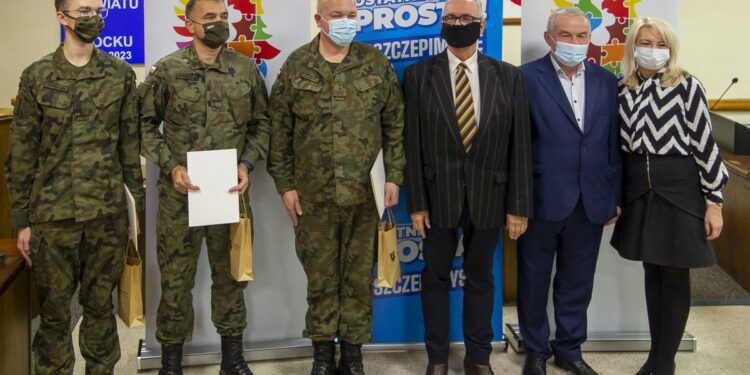 Oni pomagali podczas mobilnych akcji szczepień w powiecie płockim. Wręczono podziękowania