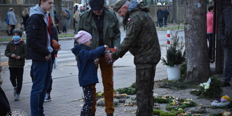 Płoccy żołnierze zebrali kilka tysięcy złotych na ratowanie „Płockich Powązek”