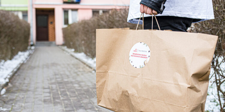 Paczki dla płockich seniorów już wręczone! [FILM, ZDJĘCIA]