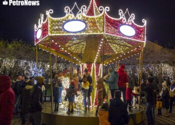 Karuzela podbiła serca małych i dużych płocczan. Ogrody Światła 2021 już czynne [FILM, ZDJĘCIA]
