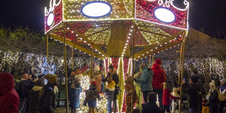 Karuzela podbiła serca małych i dużych płocczan. Ogrody Światła 2021 już czynne [FILM, ZDJĘCIA]