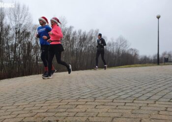 Pobiegli w Sylwestra w deszczu, z dobrym humorem i życzeniami [FILM, ZDJĘCIA]
