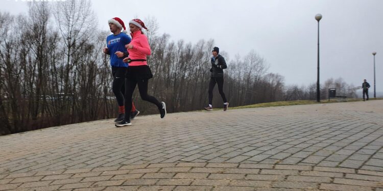 Pobiegli w Sylwestra w deszczu, z dobrym humorem i życzeniami [FILM, ZDJĘCIA]