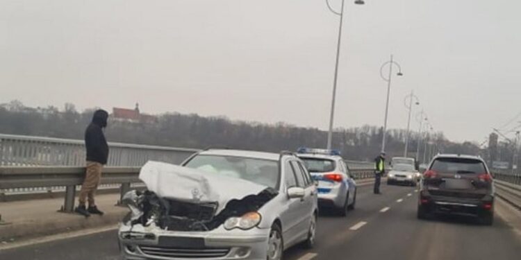 Zderzenie czterech aut na moście w Płocku [ZDJĘCIA]