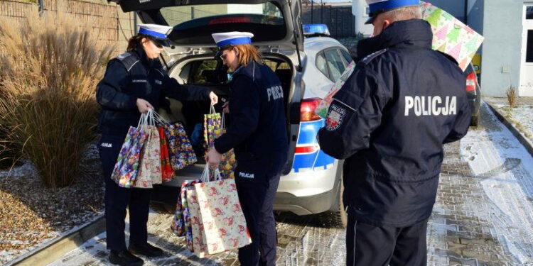 Prezenty świąteczne dla dzieci od płockich policjantów