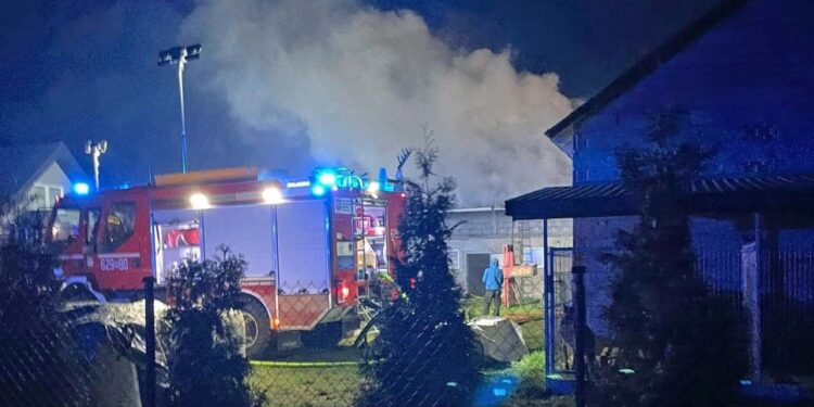 Wbiegli do płonącej obory. W środku były zwierzęta…