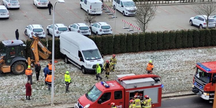 Świadek wypadku kuriera: Nikt nie chciał się zatrzymać, pomogli dopiero pracownicy budowy