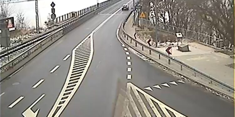 Leżał na ulicy w ciężkim stanie. Zmarł w szpitalu, prokuratura prowadzi ustalenia