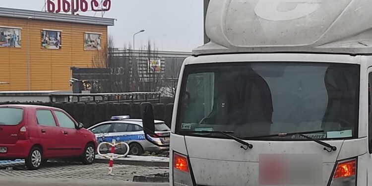 Kurier wpadł pod własny samochód. Nie zadziałał hamulec?