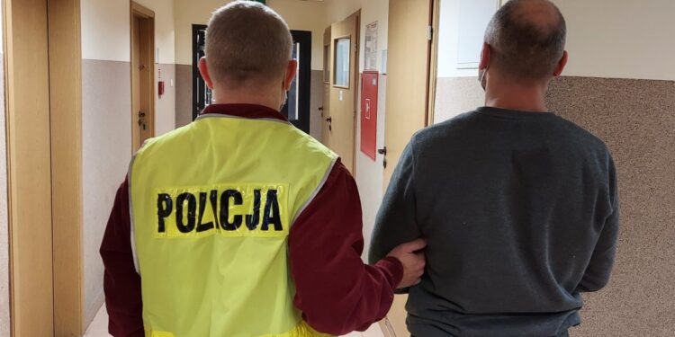 Ukradł samochód z GPS w Kutnie, przyjechał do Słupna. Złapali go, bo pijany awanturował się w sklepie