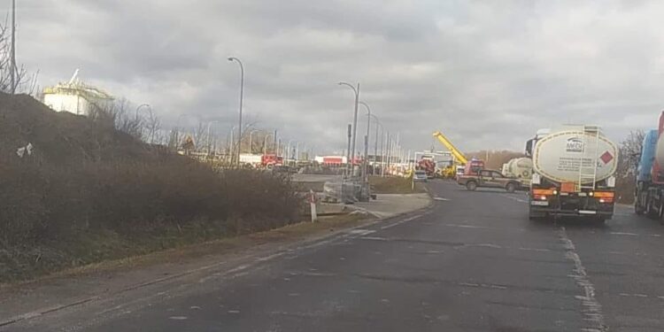 Śmiertelny wypadek pod Płockiem. Pojazd zsunął się z lawety na mężczyznę