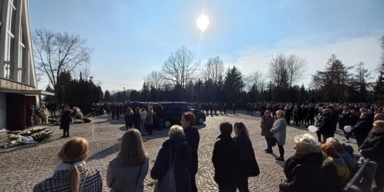 Ostatnie pożegnanie zamordowanych chłopców. Tłumy na cmentarzu w Płocku