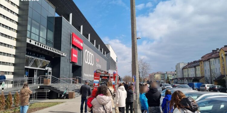 Ewakuacja w Galerii Wisła. Trwa akcja straży pożarnej [FILM, ZDJĘCIA]