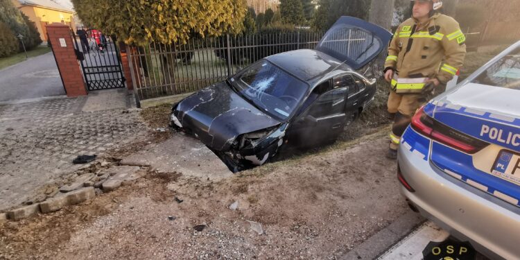 Wypadek w Kobiernikach. Autem uderzył w przepust drogowy [ZDJĘCIA]