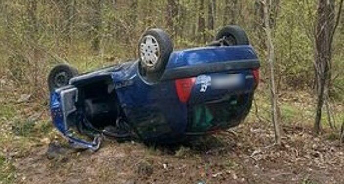 Dachowanie w gm. Stara Biała. Ranna jedna osoba [ZDJĘCIA]