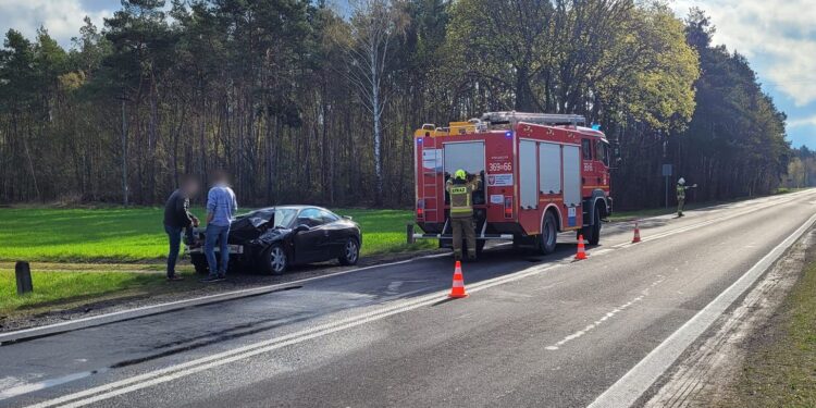 Wjechał osobówką w autobus. Kierowca przewieziony do szpitala [ZDJĘCIA]