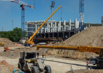 Stadion Wisły Płock powstanie na czas i będzie droższy? „Jest nieduże opóźnienie” [FILM, ZDJĘCIA]