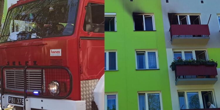 Pożar w mieszkaniu na czwartym piętrze. Policjanci ewakuowali mieszkańców