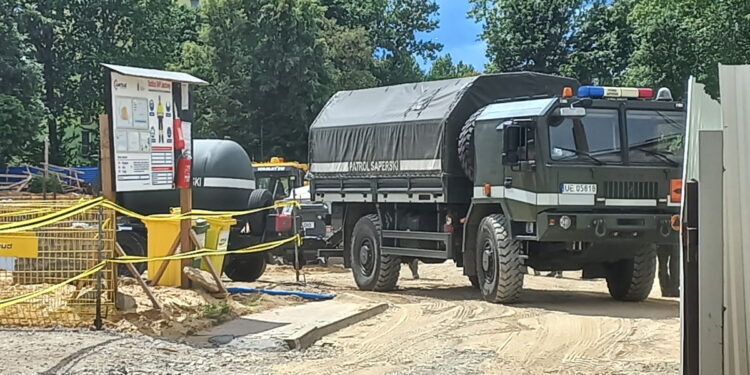 Saperzy na placu budowy basenu. Wojskowi zabezpieczyli niewybuch