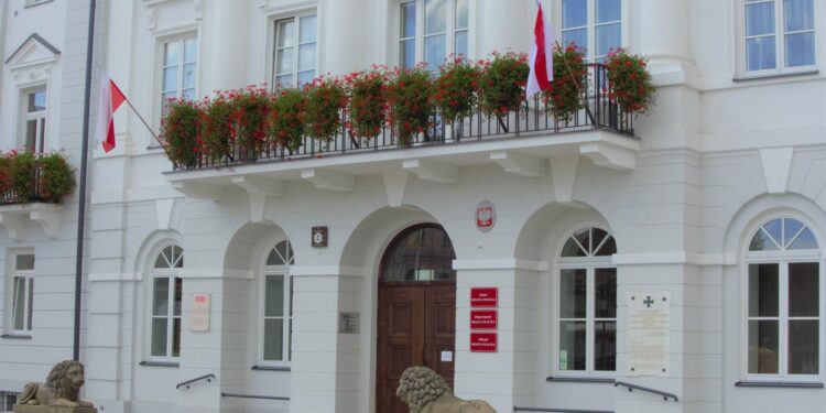 Flaga wolnej Białorusi powiewa na płockim ratuszu