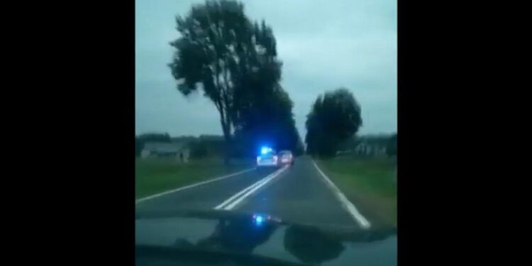 Pościg za złodziejem paliwa. Ominął blokadę, uderzył w radiowóz i prawie potrącił policjanta [FILM]