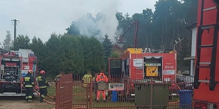 Pożar domu w powiecie płockim. Na miejscu 12 zastępów straży pożarnej [ZDJĘCIA]