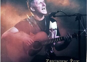 „Żeby tylko było słychać słowa…” – debiutancka płockiego muzyka po latach i teksty z szuflady