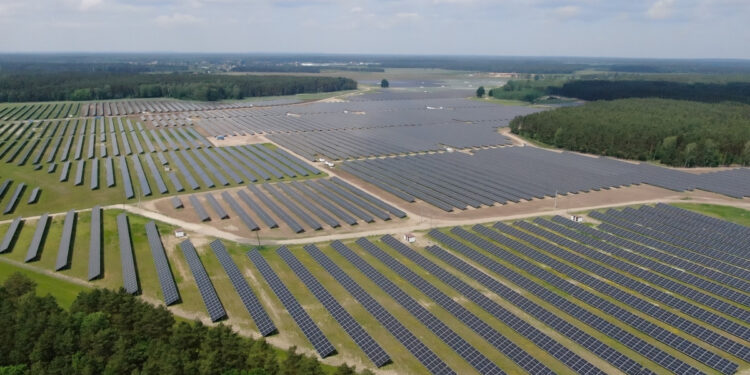 Ogromna farma fotowoltaiczna gotowa. Zasili ponad 30 tys. gospodarstw domowych
