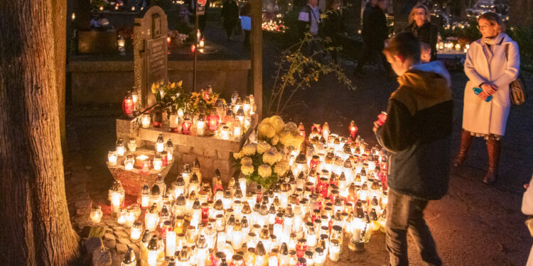 Wszystkich Świętych na płockich cmentarzach [ZDJĘCIA]