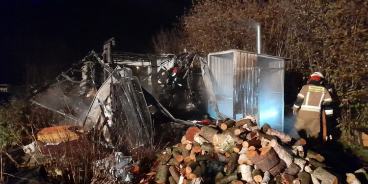 Pożar budynku mieszkalnego. W akcji osiem jednostek straży pożarnej