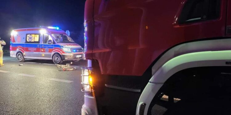 Potrącenie rowerzystki z dzieckiem. Poważnych obrażeń doznała kobieta