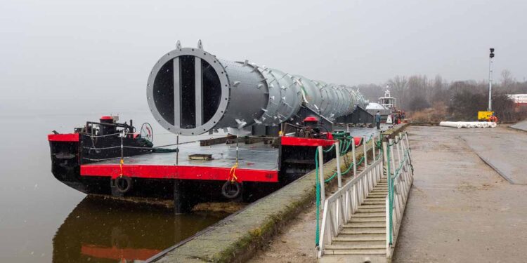 Ogromne elementy nowej inwestycji dopłynęły do Płocka. Zobaczcie, jak wyglądają [FILM, ZDJĘCIA]