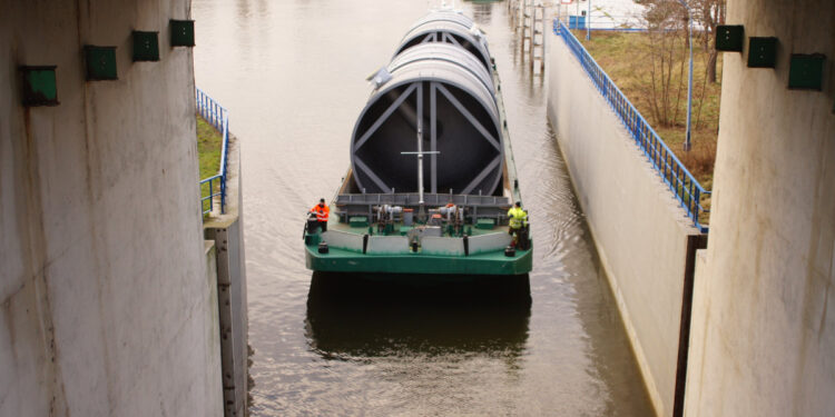 Ogromny ładunek płynął z Gdańska do Płocka [ZDJĘCIA]