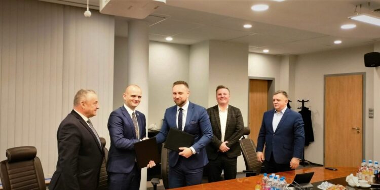 Starostwo powiatowe i Orlen – jest list intencyjny w sprawie naprawy dróg