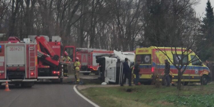 Śmiertelny wypadek pod Płockiem. Nie żyje kierowca ciężarówki
