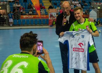 Charytatywny mecz dla małej Weroniki. Zmierzyły się ze sobą reprezentacje Artystów Polskich i Płocka [FILM, ZDJĘCIA]