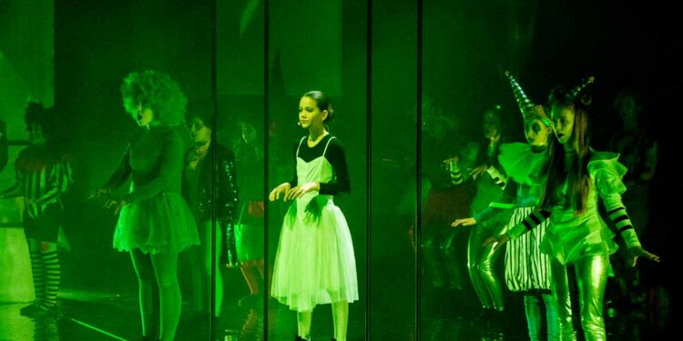 Problem uzależnień od sieci i przemocy. Płockie dzieci zagrają w musicalu „Pan Niezwykły” [ZDJĘCIA]